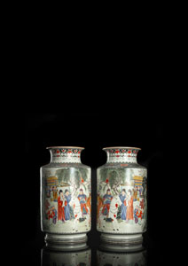 <b>Paar Rouleau-Vasen aus Porzellan mit umlaufendem Figurendekor</b>