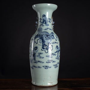 <b>Bodenvase mit unterglasurblauem Fo-Löwen-Dekor und löwenförmigen Handhaben</b>