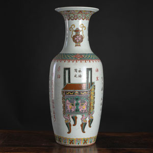 <b>A POLYCHROME ANTIQUES PORCELAIN VASE</b>