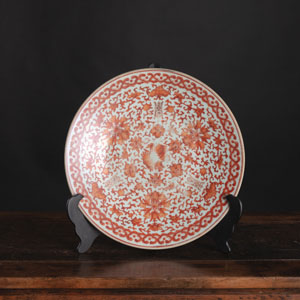 <b>AN IRON-RED LOTUS AND 'SHUANGXI' PORCELAIN PLATE</b>