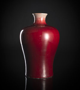 <b>Vase mit Ochsenblutglasur in 'Meiping'-Form</b>