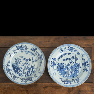 <b>Zwei Teller aus Porzellan mit unterglasurblauem Dekor von Bambus und Felsen</b>