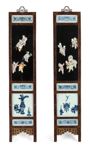 <b>Paar Tafeln mit eingelegten Porzellan-Paneelen mit 'Famille rose'-Tafeln und Figuren</b>