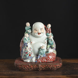 <b>A 'FAMILLE ROSE' PORCELAIN FIGURE OF BUDAI WITH BOYS</b>