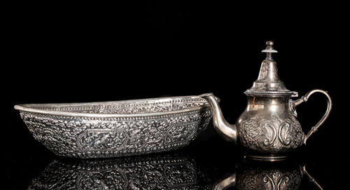 <b>Teekanne und ovale Schale aus Silber mit Reliefdekor</b>
