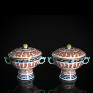 <b>Paar Deckelgefäße aus Porzellan mit Einsätzen und eisenrotem Dekor buddhistischer Embleme und 'Shou'-Zeichen</b>