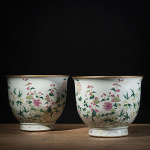 <b>A PAIR OF FLORAL 'FAMILLE ROSE' PORCELAIN CACHEPOTS</b>