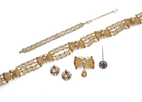 <b>Gürtel und Brustschmuck - dazu Armband, Paar Knöpfe als Broschen, Ascot-Nadel</b> <b>Gürtel und Brustschmuck - dazu Armband, Paar Knöpfe als Broschen, Ascot-Nadel</b>