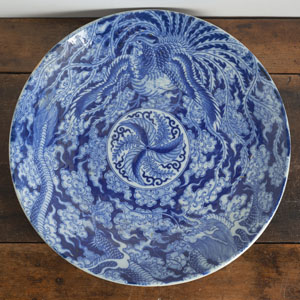 <b>Satzteller aus Porzellan mit unterglasurblauem Drachendekor</b>