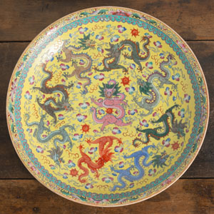 <b>A YELLOW-GROUND POLYCHROME 'NINE DRAGONS' FAMILLE ROSE PORCELAIN PLATE</b>