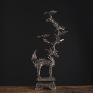 <b>Zweiteiliger Kerzenleuchter aus Bronze in Form eines 'Qilin' auf einem Podest</b>