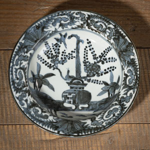<b>Porzellanteller mit blau-weißem Floraldekor</b>