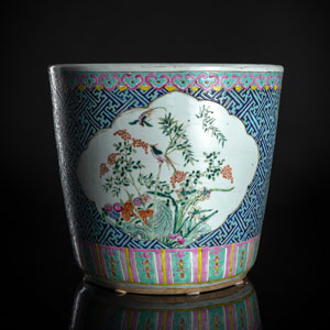 <b>Cachepot aus Porzellan mit 'Famille rose'-Dekor von Vögeln und Blumen auf gemustertem Grund</b>