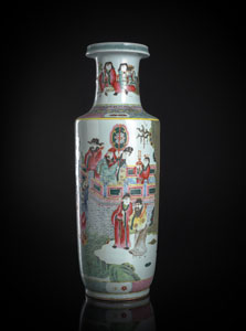 <b>Rouleau-Vase aus Porzellan mit umlaufendem 'Famille rose'-Figurendekor u. a. von daoistischen Unsterblichen auf einem Baumschiff</b>