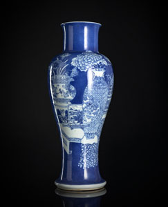<b>Porzellanvase 'Guanyinzun' mit feinem unterglasurblauem Antiquitäten- und Floraldekor auf puderblauem Grund</b>