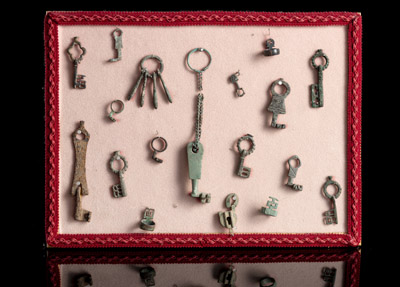 <b>A COLLECTION OF 18 ANTIQUE KEYS</b>
