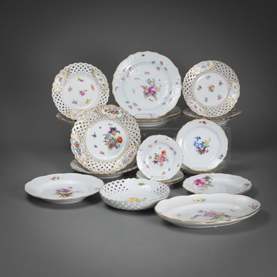 <b>A MEISSEN LOT OF FLORAL PAINTED PLATES AND DISHES</b>
