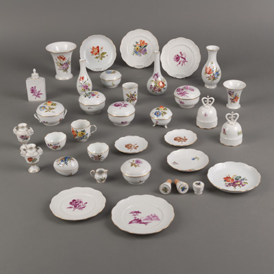 <b>A MIXED LOT OF SUGAR BOWLS, VASES, CUPS, TEA CADDY AND OTHERS</b>