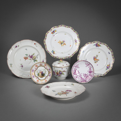 <b>Vier Teller, zwei Schälchen, Zuckerdose</b>