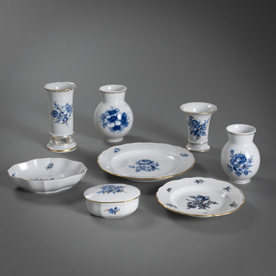 <b>Vasen, Schälchen und Teller mit Blaumalerei</b>