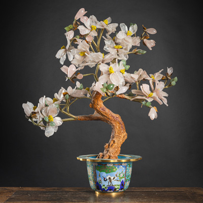 <b>Großer Bonsai-Jadebaum mit Magnolienblüten aus Rosenquarz, Knospen und Blättern aus Stein in Cloisonnétopf</b>