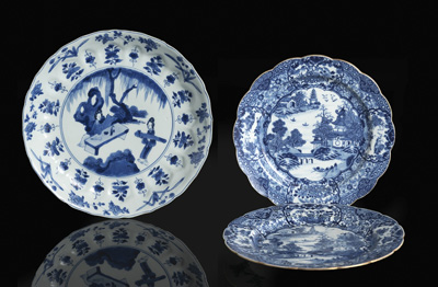 <b>Teller mit passig gewölbter Wandung, unterglasurblauer Dekor einer Gartenszene mit Dame und Dienerin mit Qin, dazu zwei blütenförmige Teller mit unterglasurblauem Dekor</b> <b>Teller mit passig gewölbter Wandung, unterglasurblauer Dekor einer Gartenszene mit Dame und Dienerin mit Qin, dazu zwei blütenförmige Teller mit unterglasurblauem Dekor</b>