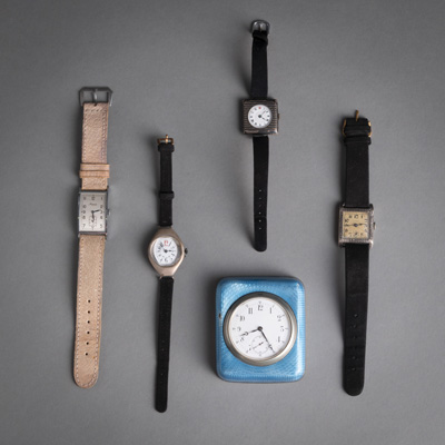 <b>Reiseührchen mit Emailledekor, 4 Armbanduhren</b>