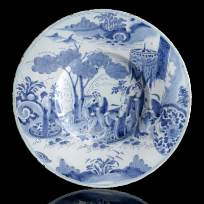 <b>A LARGE BLUE AND WHITE CHINOISERIE PATTERN FAIENCE DISH</b>