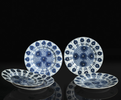 <b>Fünf Teller mit unterglasurblaue Blütendekor</b> <b>Fünf Teller mit unterglasurblaue Blütendekor</b>