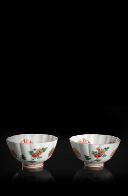 <b>Paar Kakiemon-Schalen in Blütenform mit Chrysanthemen-Dekor</b>