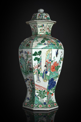 <b>Oktagonale 'Famille verte'-Deckelvase aus Porzellan mit feinem Dekor von Vögeln und Tieren</b> <b>Oktagonale 'Famille verte'-Deckelvase aus Porzellan mit feinem Dekor von Vögeln und Tieren</b>