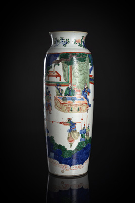 <b>Wucai-Vase mit Romanszene im Transitional-Stil in Rouleau-Form</b> <b>Wucai-Vase mit Romanszene im Transitional-Stil in Rouleau-Form</b>