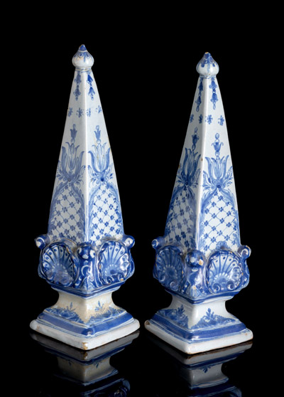 <b>Paar Fayence-Obelisken</b> <b>Paar Fayence-Obelisken</b>