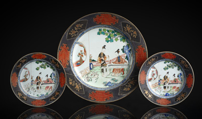 <b>Große 'Famille rose'-Platte und kleineres Paar Teller mit Silberdekor</b> <b>Große 'Famille rose'-Platte und kleineres Paar Teller mit Silberdekor</b>