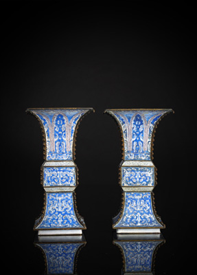 <b>Paar 'Gu'-förmige Vasen in Kanton-Email im archaischen Stil in Blautönen dekoriert</b>