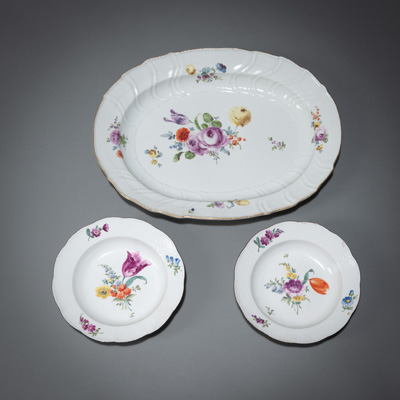<b>A MEISSEN OVAL DISH AND TWO SOUP PLATES</b>