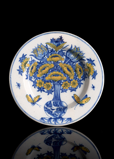 <b>A LARGE DELFT FAIENCE ROUND DISH</b>