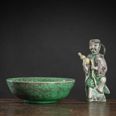 <b>Grünglasierte Schale mit craquelierter Glasur und Kanne in Form des Li-Tieguai</b>