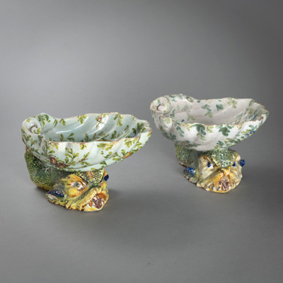 <b>A PAIR OF SHELL SHAPED FOOTED BOWLS WITH DOLPHIN FEET</b>