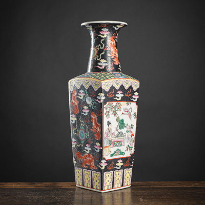<b>Vase aus Porzellan mit Korpus in quadratischem Querschnitt und 'Famille rose'-Figurendekor</b>