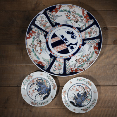 <b>Zwei Teller mit Reliefdekor und 'Imari'-Rundplatte mit Vogeldekor</b>