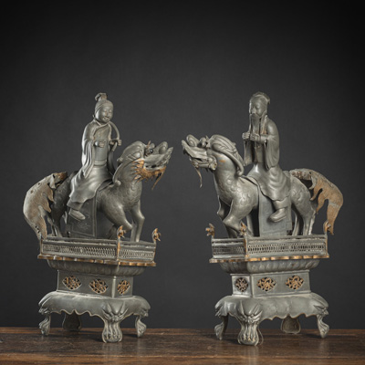 <b>Paar seltene Altargarnituren aus Zinn in Form von Fabeltieren und Figuren aus teilvergoldetem Zinn</b>