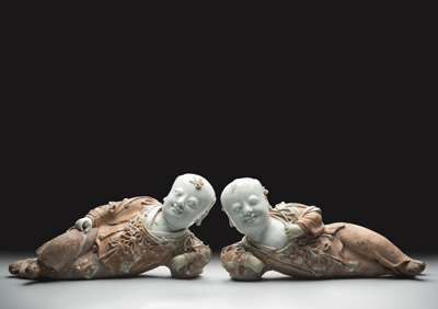 <b>Paar seltene partiell glasierte Qingbai-Figuren von liegenden Knaben</b>