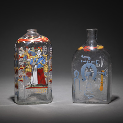 <b>Zwei Schnaps-Flaschen mit Emaillebemalung</b>