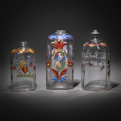 <b>Drei Schnapsflaschen mit Emaillebemalung</b>
