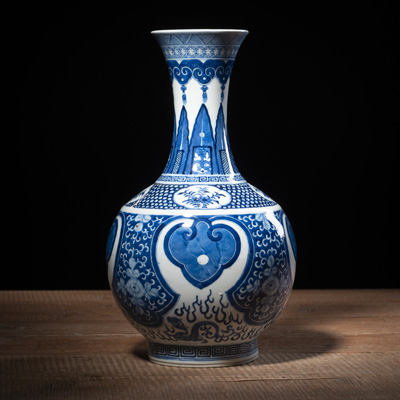 <b>Flaschenvase aus Porzellan mit unterglasurblauem ruyi- und Drachendekor</b>