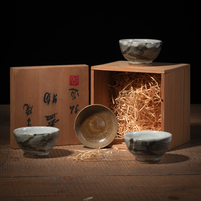<b>Drei Kimura-Teeschälchen mit Orchideen-Dekor</b>