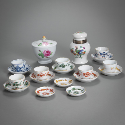 <b>7 Mocca cups, 3 small dishes, sugar bowl and tea caddy</b>