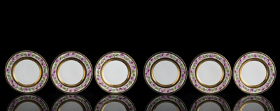 <b>Sechs Speiseteller mit Windendekor</b>