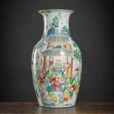 <b>Vase aus Porzellan mit 'Famille rose'-Dekor von 100 Knaben beim Feiern des Drachenfests</b>